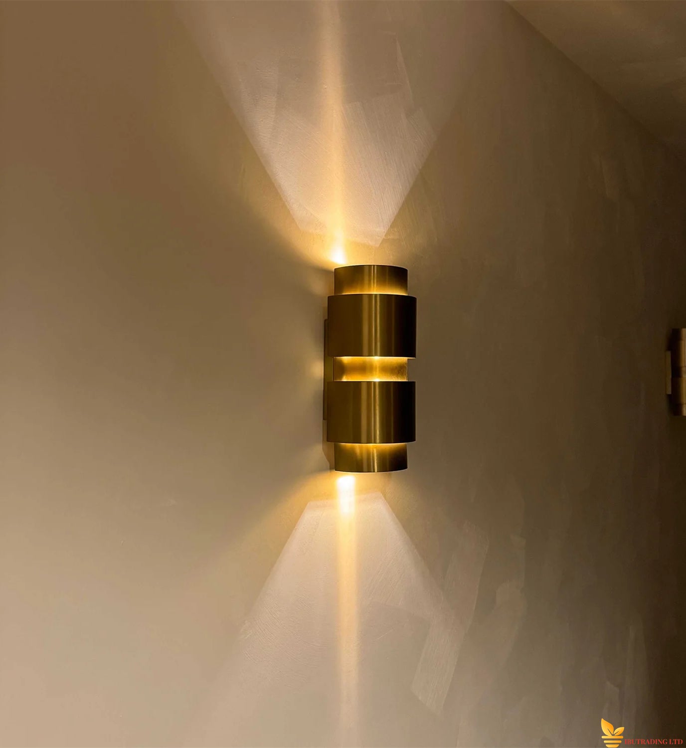 Bronze wall lamp